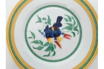 フランス　HERMES(エルメス)　トゥカン　大胆かつ繊細に描かれた鳥たちが華やかな雰囲気を醸し出すトリオセット(カップ&ソーサー、プレート、皿、C&S、洋食器)(R-073374)
