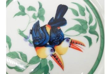 フランス　HERMES(エルメス)　トゥカン　大胆かつ繊細に描かれた鳥たちが華やかな雰囲気を醸し出すトリオセット(カップ&ソーサー、プレート、皿、C&S、洋食器)(R-073374)