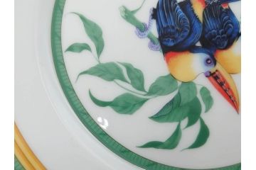 フランス　HERMES(エルメス)　トゥカン　大胆かつ繊細に描かれた鳥たちが華やかな雰囲気を醸し出すトリオセット(カップ&ソーサー、プレート、皿、C&S、洋食器)(R-073374)