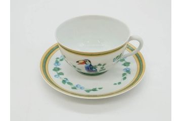 フランス　HERMES(エルメス)　トゥカン　大胆かつ繊細に描かれた鳥たちが華やかな雰囲気を醸し出すトリオセット(カップ&ソーサー、プレート、皿、C&S、洋食器)(R-073374)