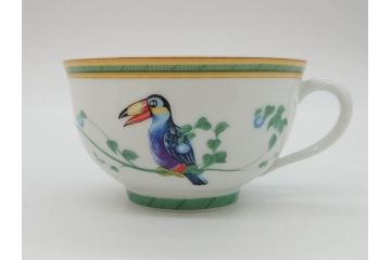 フランス　HERMES(エルメス)　トゥカン　大胆かつ繊細に描かれた鳥たちが華やかな雰囲気を醸し出すトリオセット(カップ&ソーサー、プレート、皿、C&S、洋食器)(R-073374)
