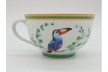 フランス　HERMES(エルメス)　トゥカン　大胆かつ繊細に描かれた鳥たちが華やかな雰囲気を醸し出すトリオセット(カップ&ソーサー、プレート、皿、C&S、洋食器)(R-073374)