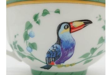 フランス　HERMES(エルメス)　トゥカン　大胆かつ繊細に描かれた鳥たちが華やかな雰囲気を醸し出すトリオセット(カップ&ソーサー、プレート、皿、C&S、洋食器)(R-073374)