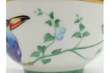 フランス　HERMES(エルメス)　トゥカン　大胆かつ繊細に描かれた鳥たちが華やかな雰囲気を醸し出すトリオセット(カップ&ソーサー、プレート、皿、C&S、洋食器)(R-073374)
