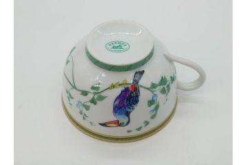 フランス　HERMES(エルメス)　トゥカン　大胆かつ繊細に描かれた鳥たちが華やかな雰囲気を醸し出すトリオセット(カップ&ソーサー、プレート、皿、C&S、洋食器)(R-073374)