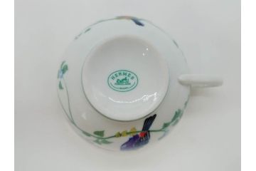 フランス　HERMES(エルメス)　トゥカン　大胆かつ繊細に描かれた鳥たちが華やかな雰囲気を醸し出すトリオセット(カップ&ソーサー、プレート、皿、C&S、洋食器)(R-073374)