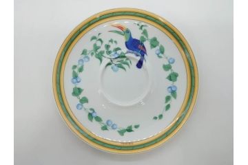 フランス　HERMES(エルメス)　トゥカン　大胆かつ繊細に描かれた鳥たちが華やかな雰囲気を醸し出すトリオセット(カップ&ソーサー、プレート、皿、C&S、洋食器)(R-073374)