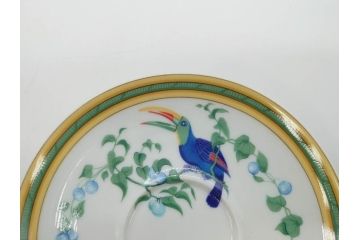 フランス　HERMES(エルメス)　トゥカン　大胆かつ繊細に描かれた鳥たちが華やかな雰囲気を醸し出すトリオセット(カップ&ソーサー、プレート、皿、C&S、洋食器)(R-073374)