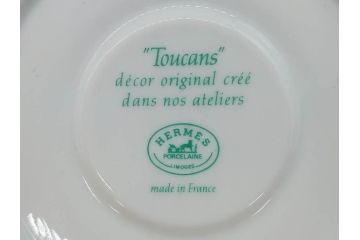 フランス　HERMES(エルメス)　トゥカン　大胆かつ繊細に描かれた鳥たちが華やかな雰囲気を醸し出すトリオセット(カップ&ソーサー、プレート、皿、C&S、洋食器)(R-073374)