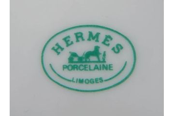 フランス　HERMES(エルメス)　トゥカン　大胆かつ繊細に描かれた鳥たちが華やかな雰囲気を醸し出すトリオセット(カップ&ソーサー、プレート、皿、C&S、洋食器)(R-073374)
