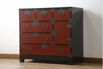 中古　高級品　加茂箪笥　前面朱塗り　漆塗り　時代金具付き　朱色と黒のコントラストが美しい内部桐材和箪笥(チェスト、引き出し、整理箪笥、収納箪笥、衣装箪笥)(定価約80万円)(R-073375)