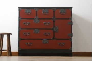 中古　高級品　加茂箪笥　前面朱塗り　漆塗り　時代金具付き　朱色と黒のコントラストが美しい内部桐材和箪笥(チェスト、引き出し、整理箪笥、収納箪笥、衣装箪笥)(定価約80万円)(R-073375)