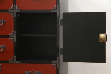 中古　高級品　加茂箪笥　前面朱塗り　漆塗り　時代金具付き　朱色と黒のコントラストが美しい内部桐材和箪笥(チェスト、引き出し、整理箪笥、収納箪笥、衣装箪笥)(定価約80万円)(R-073375)