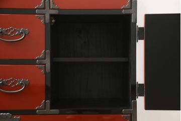 中古　高級品　加茂箪笥　前面朱塗り　漆塗り　時代金具付き　朱色と黒のコントラストが美しい内部桐材和箪笥(チェスト、引き出し、整理箪笥、収納箪笥、衣装箪笥)(定価約80万円)(R-073375)