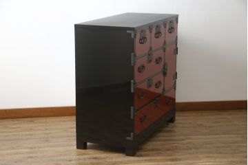 中古　高級品　加茂箪笥　前面朱塗り　漆塗り　時代金具付き　朱色と黒のコントラストが美しい内部桐材和箪笥(チェスト、引き出し、整理箪笥、収納箪笥、衣装箪笥)(定価約80万円)(R-073375)