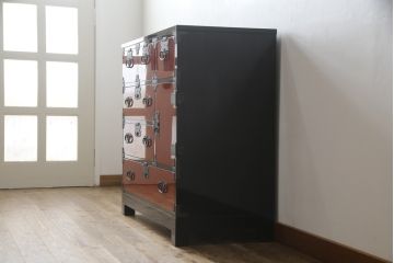 中古　高級品　加茂箪笥　前面朱塗り　漆塗り　時代金具付き　朱色と黒のコントラストが美しい内部桐材和箪笥(チェスト、引き出し、整理箪笥、収納箪笥、衣装箪笥)(定価約80万円)(R-073375)