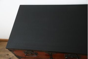 中古　高級品　加茂箪笥　前面朱塗り　漆塗り　時代金具付き　朱色と黒のコントラストが美しい内部桐材和箪笥(チェスト、引き出し、整理箪笥、収納箪笥、衣装箪笥)(定価約80万円)(R-073375)