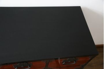 中古　高級品　加茂箪笥　前面朱塗り　漆塗り　時代金具付き　朱色と黒のコントラストが美しい内部桐材和箪笥(チェスト、引き出し、整理箪笥、収納箪笥、衣装箪笥)(定価約80万円)(R-073375)