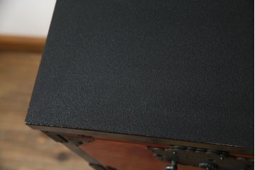 中古　高級品　加茂箪笥　前面朱塗り　漆塗り　時代金具付き　朱色と黒のコントラストが美しい内部桐材和箪笥(チェスト、引き出し、整理箪笥、収納箪笥、衣装箪笥)(定価約80万円)(R-073375)