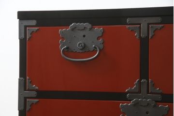 中古　高級品　加茂箪笥　前面朱塗り　漆塗り　時代金具付き　朱色と黒のコントラストが美しい内部桐材和箪笥(チェスト、引き出し、整理箪笥、収納箪笥、衣装箪笥)(定価約80万円)(R-073375)