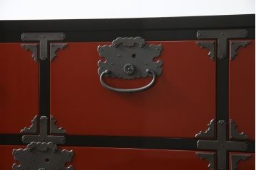 中古　高級品　加茂箪笥　前面朱塗り　漆塗り　時代金具付き　朱色と黒のコントラストが美しい内部桐材和箪笥(チェスト、引き出し、整理箪笥、収納箪笥、衣装箪笥)(定価約80万円)(R-073375)