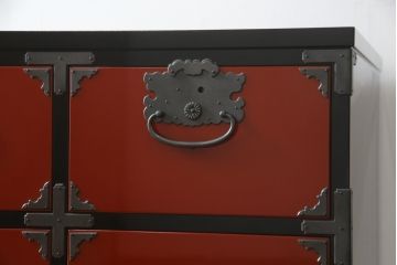 中古　高級品　加茂箪笥　前面朱塗り　漆塗り　時代金具付き　朱色と黒のコントラストが美しい内部桐材和箪笥(チェスト、引き出し、整理箪笥、収納箪笥、衣装箪笥)(定価約80万円)(R-073375)