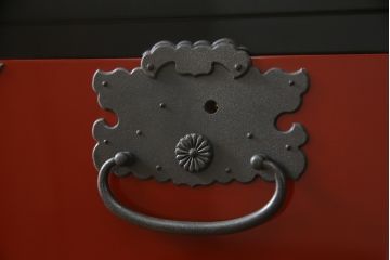 中古　高級品　加茂箪笥　前面朱塗り　漆塗り　時代金具付き　朱色と黒のコントラストが美しい内部桐材和箪笥(チェスト、引き出し、整理箪笥、収納箪笥、衣装箪笥)(定価約80万円)(R-073375)