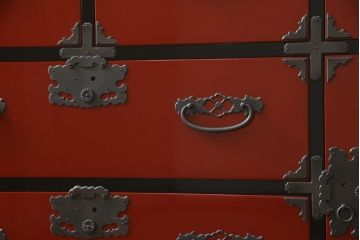 中古　高級品　加茂箪笥　前面朱塗り　漆塗り　時代金具付き　朱色と黒のコントラストが美しい内部桐材和箪笥(チェスト、引き出し、整理箪笥、収納箪笥、衣装箪笥)(定価約80万円)(R-073375)