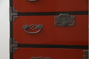 中古　高級品　加茂箪笥　前面朱塗り　漆塗り　時代金具付き　朱色と黒のコントラストが美しい内部桐材和箪笥(チェスト、引き出し、整理箪笥、収納箪笥、衣装箪笥)(定価約80万円)(R-073375)