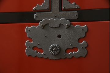 中古　高級品　加茂箪笥　前面朱塗り　漆塗り　時代金具付き　朱色と黒のコントラストが美しい内部桐材和箪笥(チェスト、引き出し、整理箪笥、収納箪笥、衣装箪笥)(定価約80万円)(R-073375)