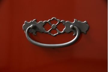 中古　高級品　加茂箪笥　前面朱塗り　漆塗り　時代金具付き　朱色と黒のコントラストが美しい内部桐材和箪笥(チェスト、引き出し、整理箪笥、収納箪笥、衣装箪笥)(定価約80万円)(R-073375)