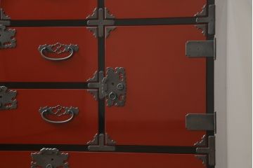 中古　高級品　加茂箪笥　前面朱塗り　漆塗り　時代金具付き　朱色と黒のコントラストが美しい内部桐材和箪笥(チェスト、引き出し、整理箪笥、収納箪笥、衣装箪笥)(定価約80万円)(R-073375)