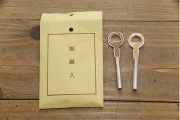 中古　高級品　加茂箪笥　前面朱塗り　漆塗り　時代金具付き　朱色と黒のコントラストが美しい内部桐材和箪笥(チェスト、引き出し、整理箪笥、収納箪笥、衣装箪笥)(定価約80万円)(R-073375)