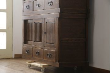 中古　美品　高級品!!　ナラ材　上質な和の空間を演出するアンティーク調二段重ね水屋箪笥(食器棚、キャビネット、茶箪笥、収納棚、戸棚)(R-073376)