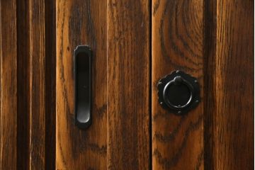 中古　美品　高級品!!　ナラ材　上質な和の空間を演出するアンティーク調二段重ね水屋箪笥(食器棚、キャビネット、茶箪笥、収納棚、戸棚)(R-073376)