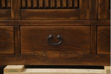 中古　美品　高級品!!　ナラ材　上質な和の空間を演出するアンティーク調二段重ね水屋箪笥(食器棚、キャビネット、茶箪笥、収納棚、戸棚)(R-073376)