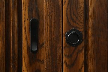 中古　美品　高級品!!　ナラ材　上質な和の空間を演出するアンティーク調水屋箪笥サイドボード(食器棚、収納棚、戸棚、茶箪笥、サイドキャビネット)(R-073378)
