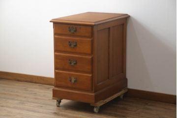 中古　横浜クラシック家具　ダニエル(Daniel)　アーリーアメリカンシリーズ　A-303　滑らかな木肌と温かみのある色合いが魅力の脇机(サイドチェスト、サイドテーブル、引き出し)(R-073379)