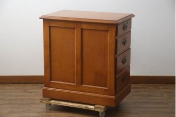 中古　横浜クラシック家具　ダニエル(Daniel)　アーリーアメリカンシリーズ　A-303　滑らかな木肌と温かみのある色合いが魅力の脇机(サイドチェスト、サイドテーブル、引き出し)(R-073379)