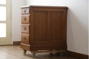 中古　横浜クラシック家具　ダニエル(Daniel)　アーリーアメリカンシリーズ　A-303　滑らかな木肌と温かみのある色合いが魅力の脇机(サイドチェスト、サイドテーブル、引き出し)(R-073379)