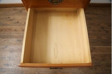 中古　横浜クラシック家具　ダニエル(Daniel)　アーリーアメリカンシリーズ　A-303　滑らかな木肌と温かみのある色合いが魅力の脇机(サイドチェスト、サイドテーブル、引き出し)(R-073379)