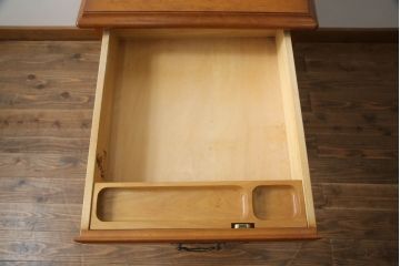 中古　横浜クラシック家具　ダニエル(Daniel)　アーリーアメリカンシリーズ　A-303　滑らかな木肌と温かみのある色合いが魅力の脇机(サイドチェスト、サイドテーブル、引き出し)(R-073379)