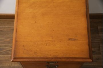 中古　横浜クラシック家具　ダニエル(Daniel)　アーリーアメリカンシリーズ　A-303　滑らかな木肌と温かみのある色合いが魅力の脇机(サイドチェスト、サイドテーブル、引き出し)(R-073379)