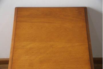 中古　横浜クラシック家具　ダニエル(Daniel)　アーリーアメリカンシリーズ　A-303　滑らかな木肌と温かみのある色合いが魅力の脇机(サイドチェスト、サイドテーブル、引き出し)(R-073379)