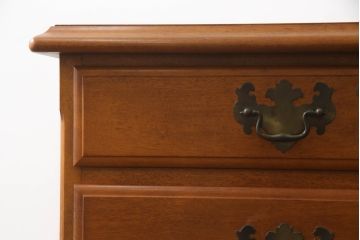 中古　横浜クラシック家具　ダニエル(Daniel)　アーリーアメリカンシリーズ　A-303　滑らかな木肌と温かみのある色合いが魅力の脇机(サイドチェスト、サイドテーブル、引き出し)(R-073379)