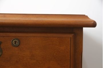 中古　横浜クラシック家具　ダニエル(Daniel)　アーリーアメリカンシリーズ　A-303　滑らかな木肌と温かみのある色合いが魅力の脇机(サイドチェスト、サイドテーブル、引き出し)(R-073379)