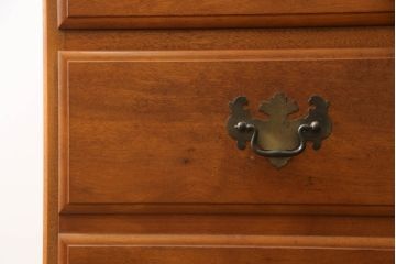 中古　横浜クラシック家具　ダニエル(Daniel)　アーリーアメリカンシリーズ　A-303　滑らかな木肌と温かみのある色合いが魅力の脇机(サイドチェスト、サイドテーブル、引き出し)(R-073379)