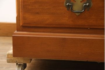 中古　横浜クラシック家具　ダニエル(Daniel)　アーリーアメリカンシリーズ　A-303　滑らかな木肌と温かみのある色合いが魅力の脇机(サイドチェスト、サイドテーブル、引き出し)(R-073379)