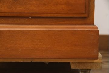 中古　横浜クラシック家具　ダニエル(Daniel)　アーリーアメリカンシリーズ　A-303　滑らかな木肌と温かみのある色合いが魅力の脇机(サイドチェスト、サイドテーブル、引き出し)(R-073379)