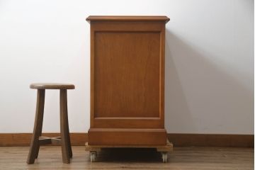 中古　横浜クラシック家具　ダニエル(Daniel)　アーリーアメリカンシリーズ　A-303　滑らかな木肌と温かみのある色合いが魅力の脇机(サイドチェスト、サイドテーブル、引き出し)(R-073379)